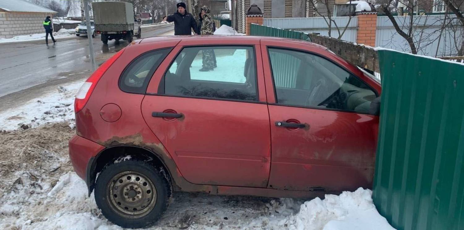 Женщина на «Ладе» устроила хаос в Великом Устюге: сбита девочка, разбит забор