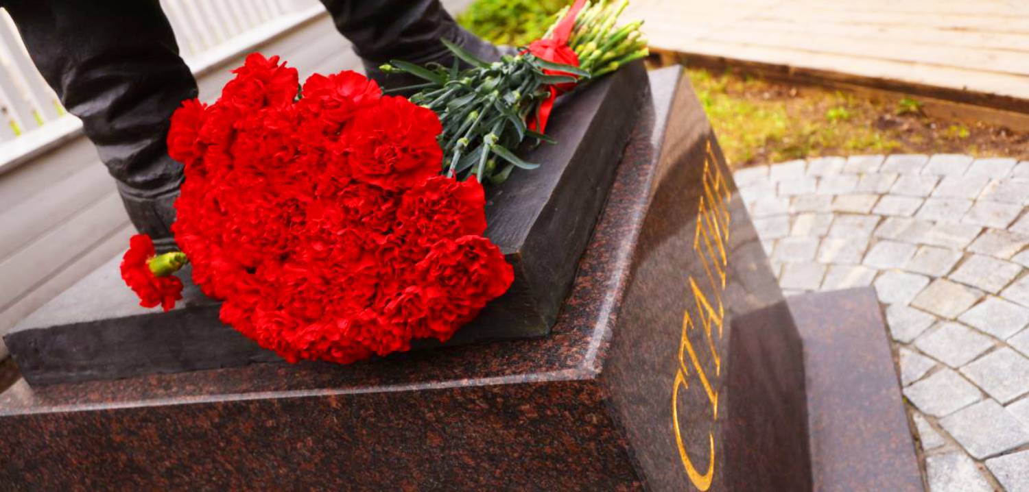 Возложение цветов к памятнику Иосифа Сталина в Вологде