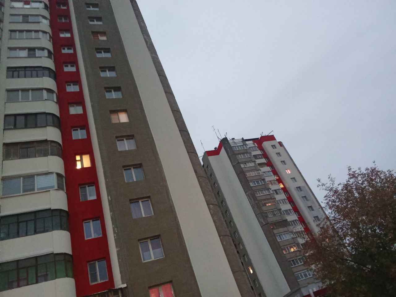 Женщина упала из высотки на Данилова