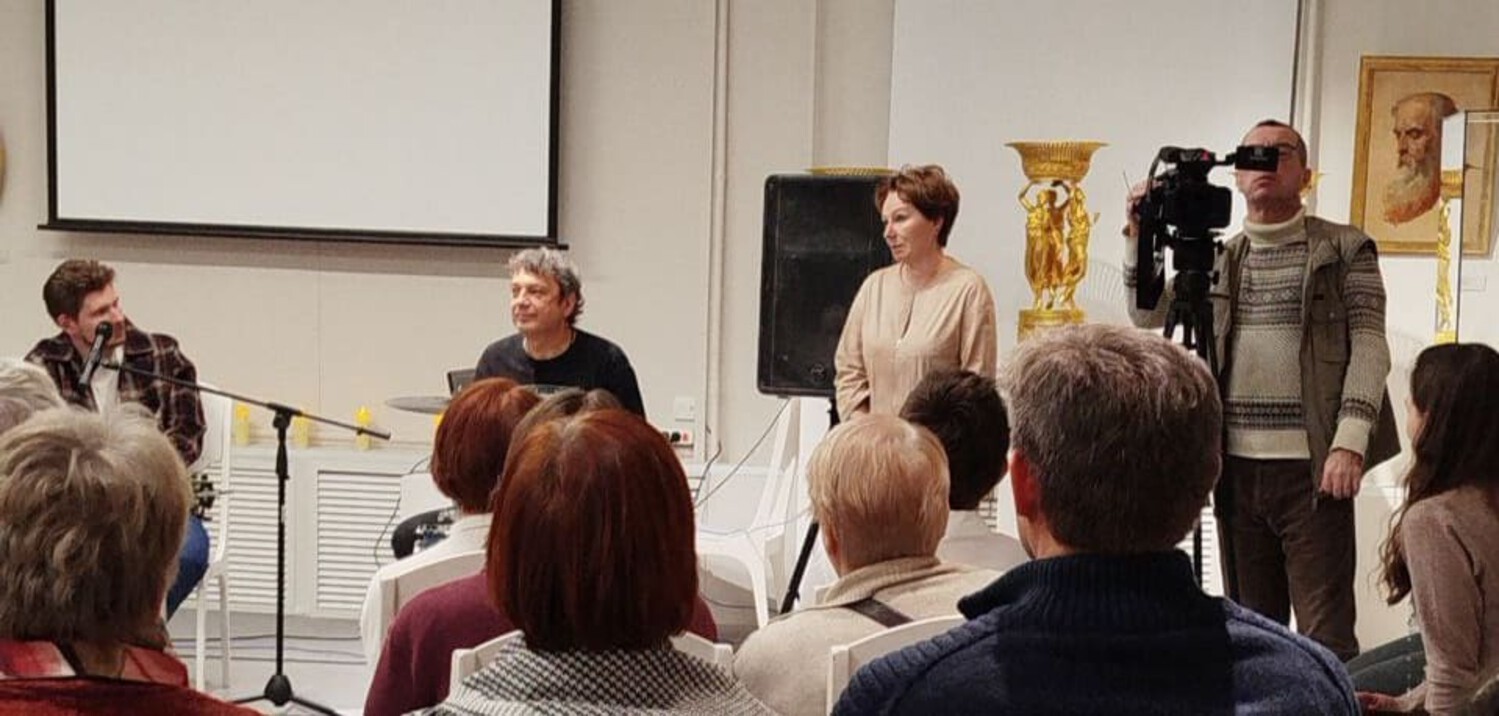 В Череповце стартовал зимний проект «Тёплые вечера». Вчера, 25 ноября, в Художественном музее на Советском проспекте было по-настоящему тепло и душевно