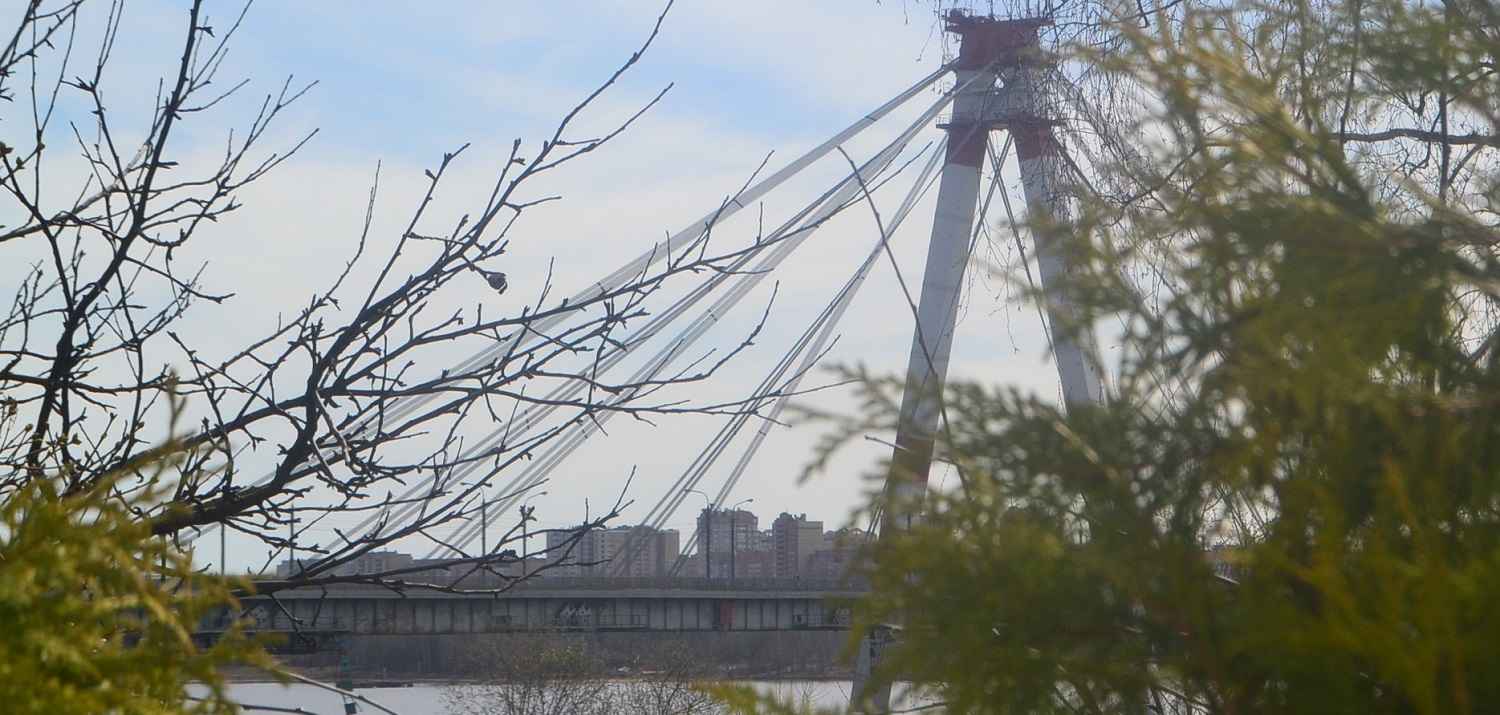 На Октябрьском мосту нанесена разметка