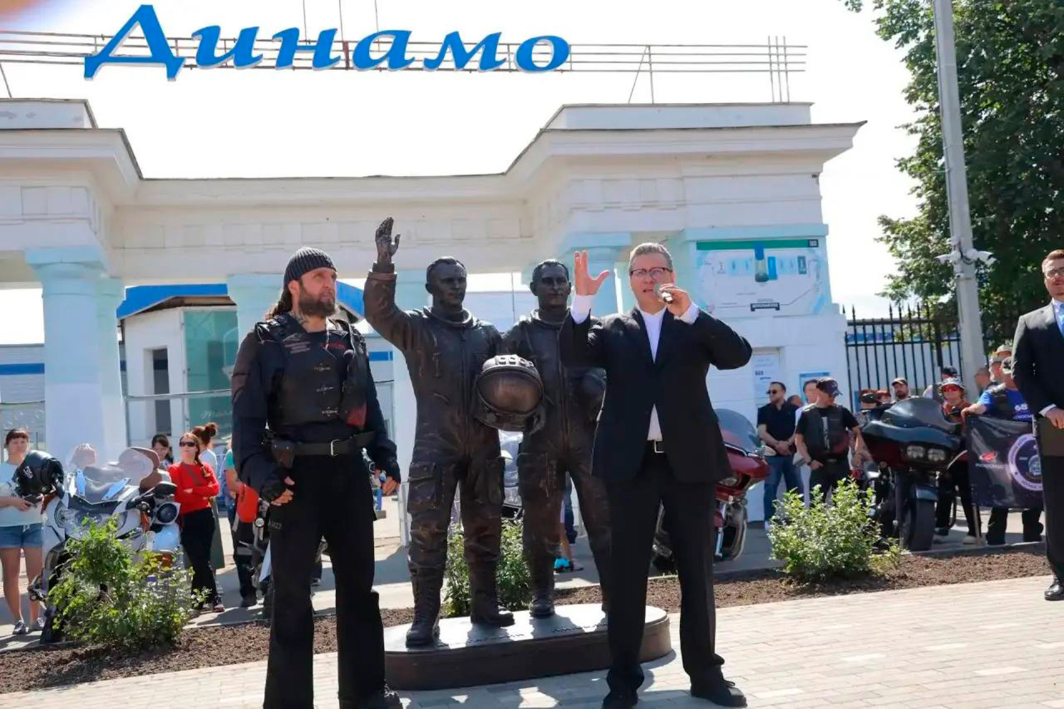 Памятник космонавтам в Вологде