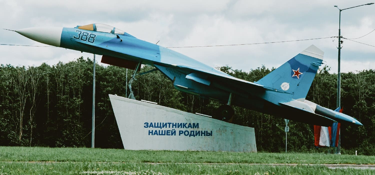 Самолет Су-27 в Череповце