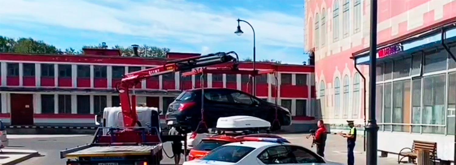 Эвакуаторы у вокзала Вологды