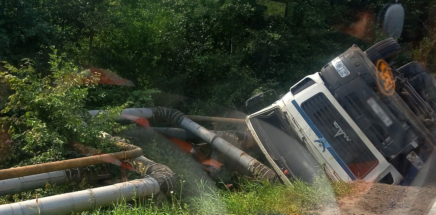на повороте к Ирдоматке бетономешалка рухнула в кювет и пробила водопровод
