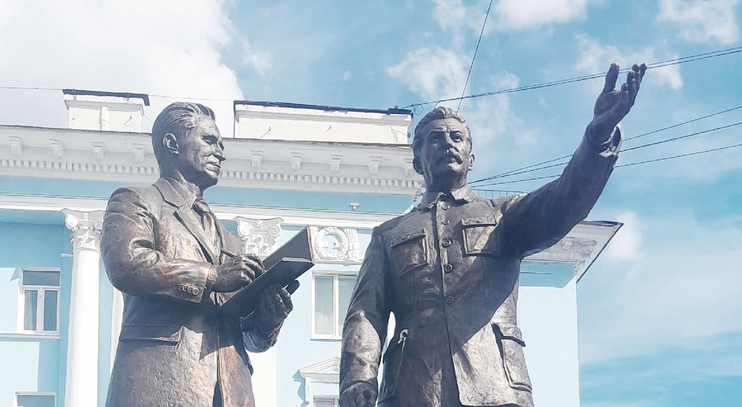 В Череповце экстренные службы оцепили территорию у памятника Бардину и Сталину из-за оставленной сумки