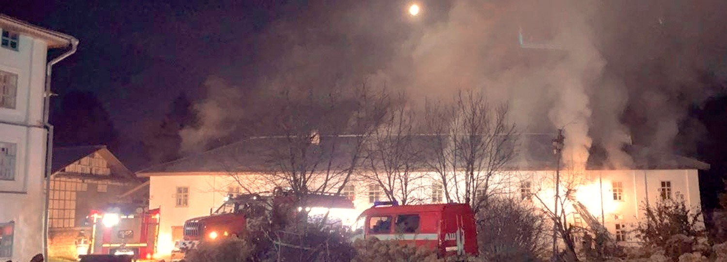 В Вологодской области тушили крупный пожар в старинном Павло-Обнорском монастыре